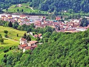 27 Zoom sul centro di Zogno con la chiesa di S. Lorenzo